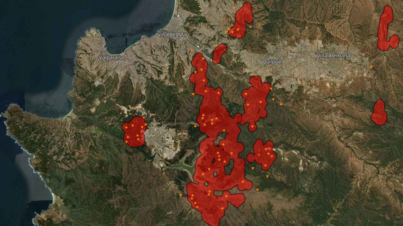 Mapa de incendios (triángulos) y zonas quemadas (coloreadas en rojo) de la región de Valparaíso, del 2 al 6 de febrero.