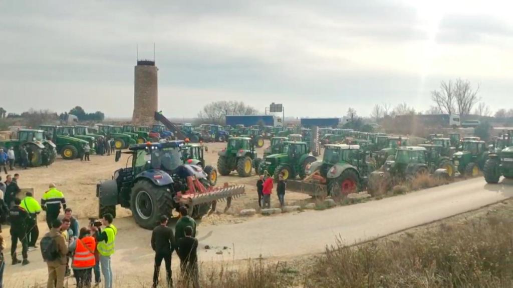 Imágenes de la tractorada de esta mañana que ya colapsan las carreteras de toda España.