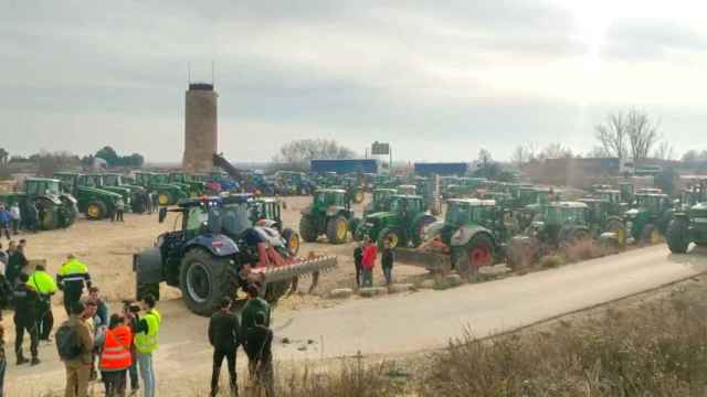 Imágenes de la tractorada de esta mañana que ya colapsan las carreteras de toda España.