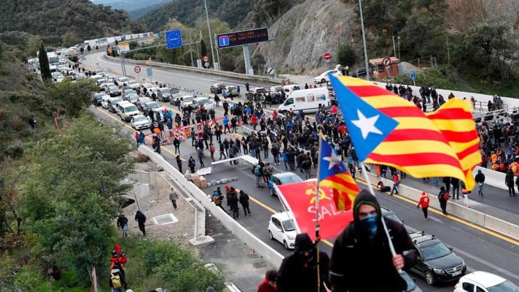 Los independentistas de Tsunami Democràtic en el corte de la frontera de la AP7 por la Jonquera.