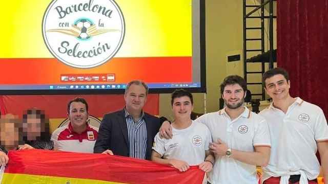 De blanco, de derecha a izquierda, los miembros de Barcelona con la Selección: Nacho Pla, Alberto Giral, Alvaro Coll y Manel Hernández. De chaqueta, el cónsul de Ucrania.