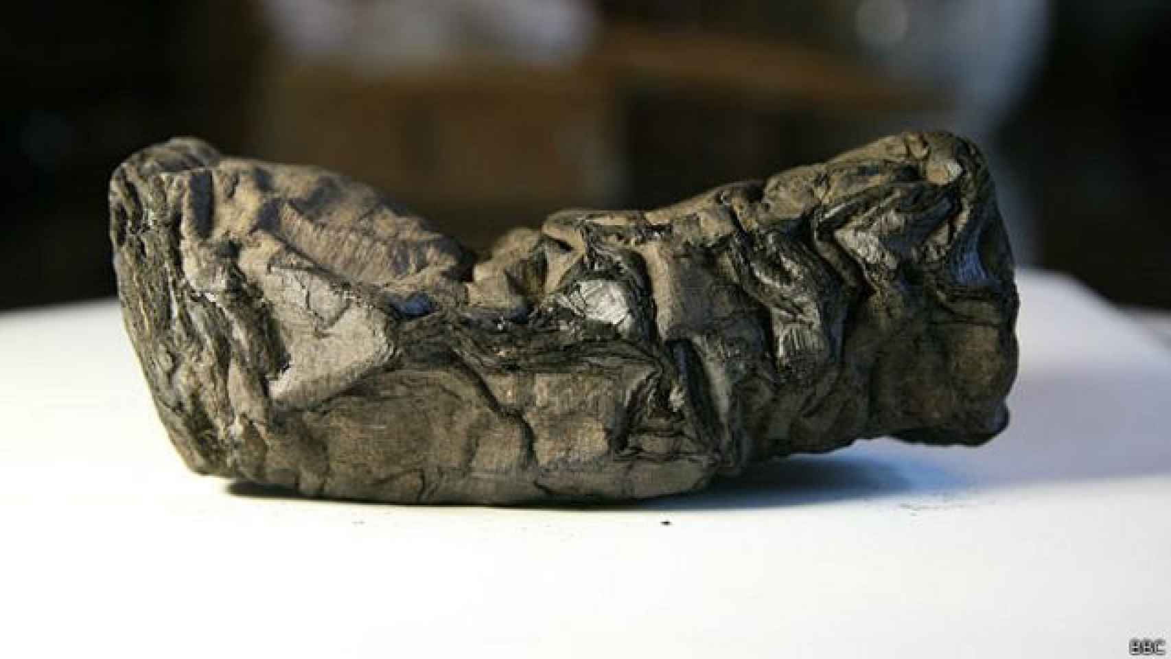 Uno de los papiros carbonizados de Herculano