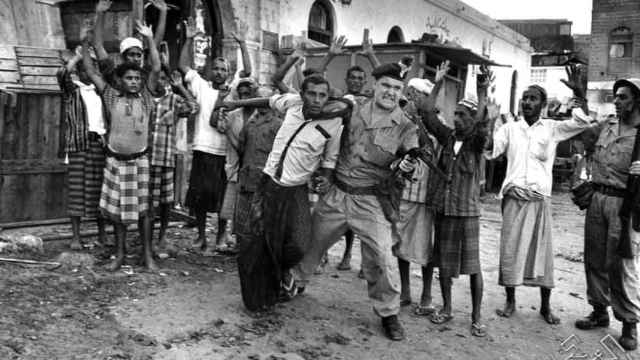 Soldado británico en Adén deteniendo a sospechosos. 1967