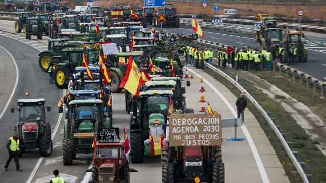Vista de la concentración de tractores en la A-4 a la altura de Madridejos (Toledo) este martes.