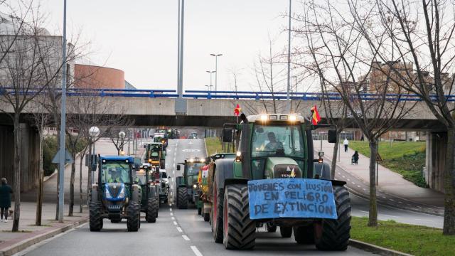 Tractores marchan por una carretera de Logroño.