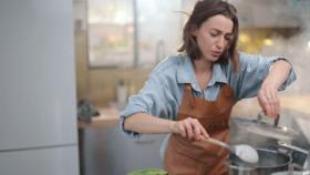 Una ama de casa cocinando.