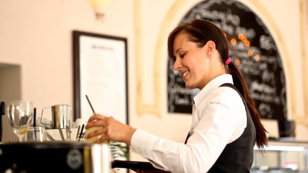 Mujer trabajando en una cafetería.