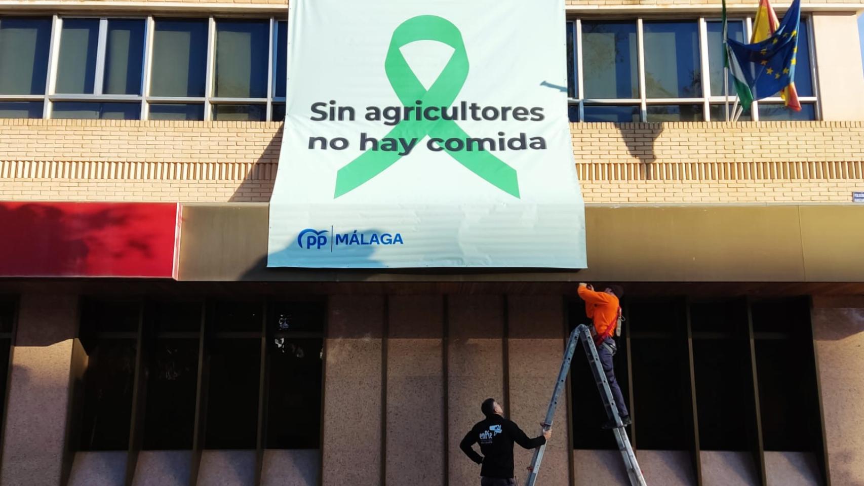 Lona colgada en la sede del PP de Málaga.