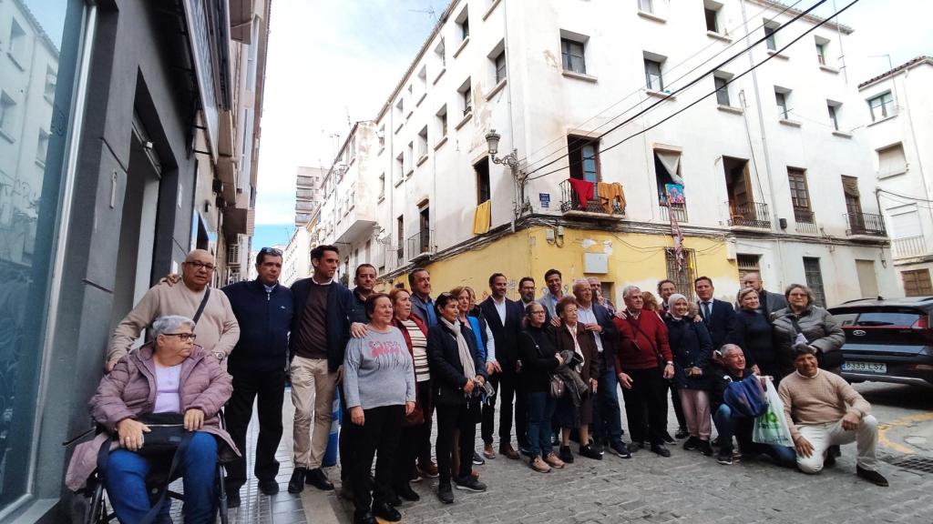 Fotografía de los vecinos de El Perchel y los representantes de Dazia.