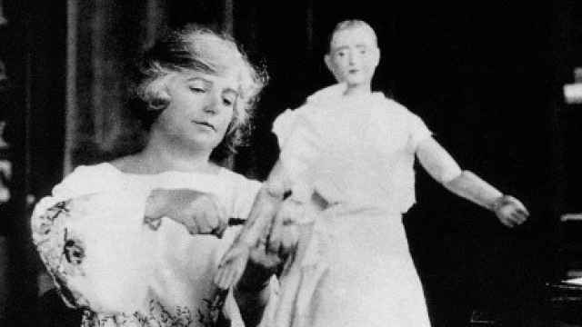 Madeleine Vionnet, cosiendo sobre un maniqui.