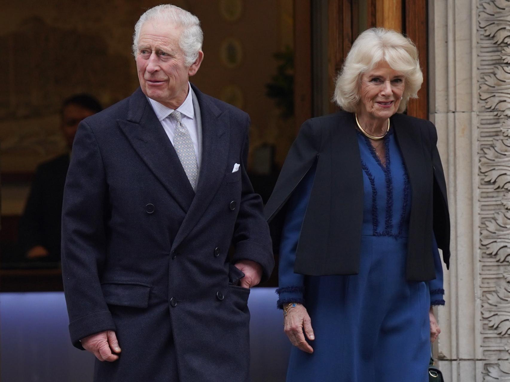 Carlos III y su esposa, a la salida del hospital de Londres donde fue intervenido.