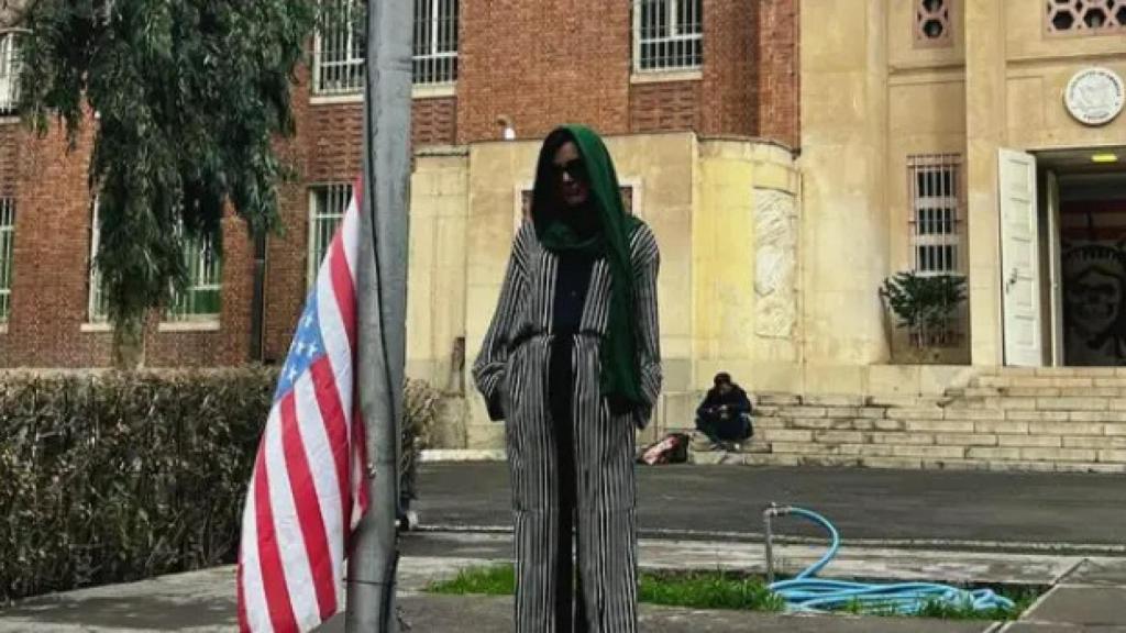 Whitney Wright en la embajada de Estados Unidos en Teherán.