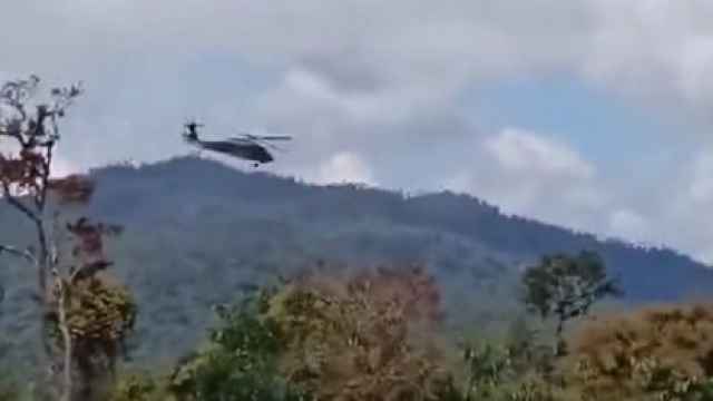 El helicóptero militar colombiano poco antes de estrellarse en el área del Darién.
