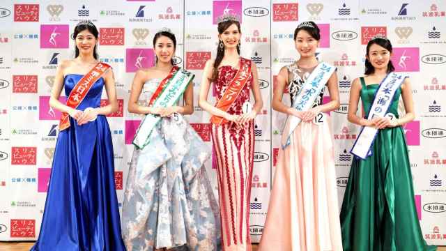 Karolina Shiino (centro), la ganadora de Miss Japón 2024, posa con otras premiadas en el certamen celebrado en Tokio el 22 de enero de 2024.