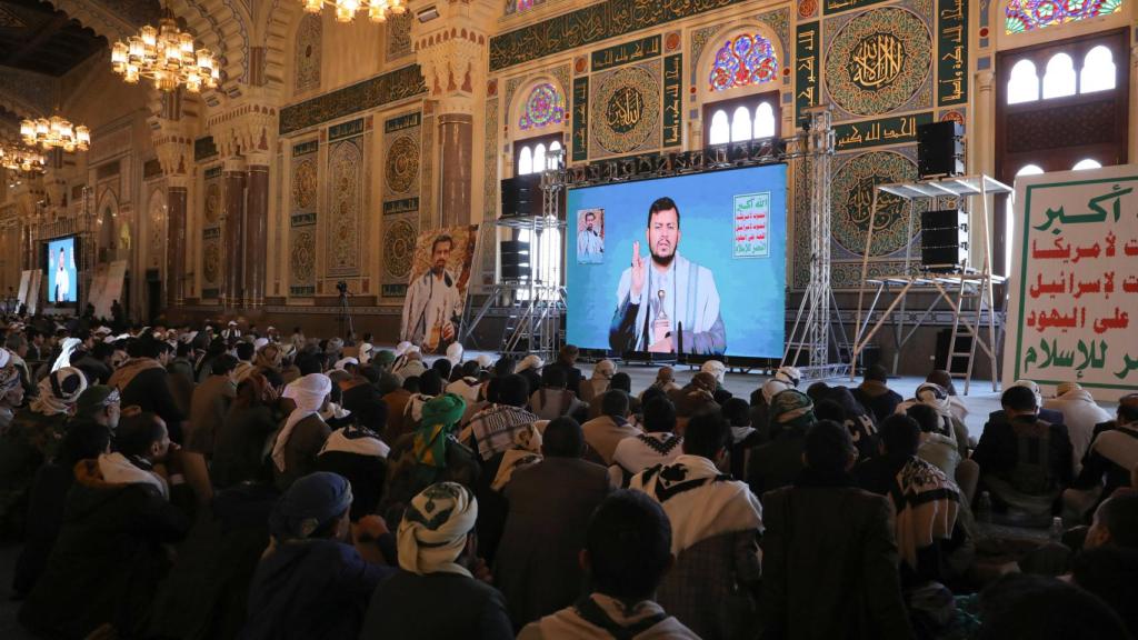 El líder hutí Abdul-Malik al-Houthi se dirige a sus seguidores a través de un enlace de vídeo en Saná.