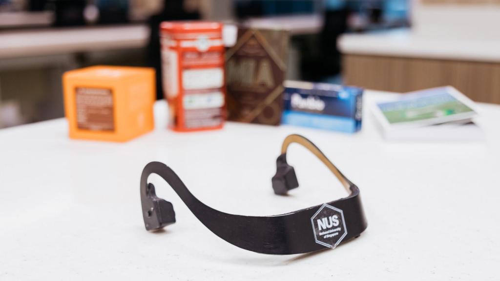 El dispositivo AiSee es similar a unos auriculares de conducción ósea normales