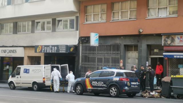 Levantamiento del cadáver hallado en el edificio okupa de la ronda de Nelle