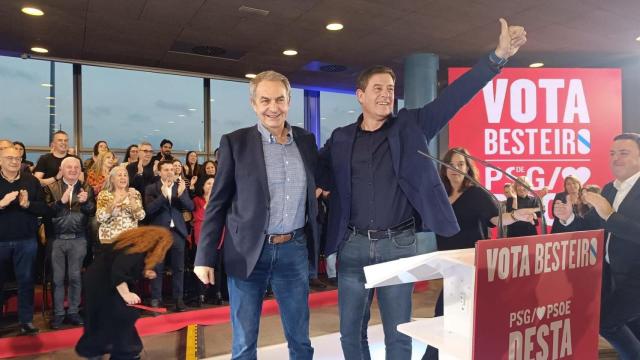 El expresidente del Gobierno José Luis Rodríguez Zapatero y el candidato socialista a la Presidencia de la Xunta, José Ramón Gómez Bestiero, en el mitin celebrado en el Palexo de A Coruña