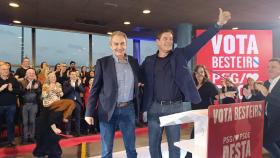 El expresidente del Gobierno José Luis Rodríguez Zapatero y el candidato socialista a la Presidencia de la Xunta, José Ramón Gómez Bestiero, en el mitin celebrado en el Palexo de A Coruña