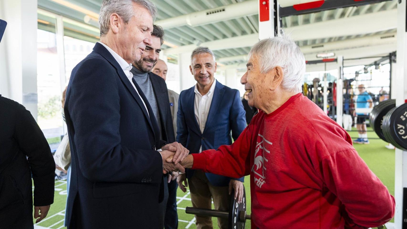 Rueda saluda a Dagoberto Moll durante su visita a La Solana, en A Coruña.