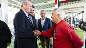 Rueda saluda a Dagoberto Moll durante su visita a La Solana, en A Coruña.