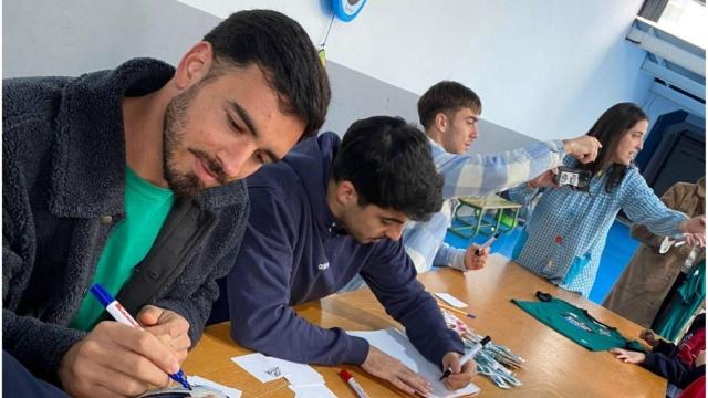 Los jugadores del Racing de Ferrol Gazzaniga, Clemente y Losada visitaron el Colegio Belén