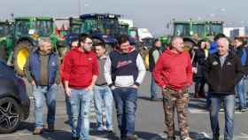 Agricultores se concentran junto a sus tractores en el Polígono Industrial de As Gándaras, a 6 de febrero de 2024, en Lugo.