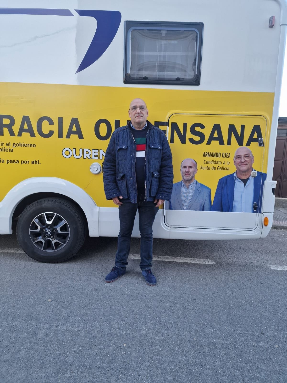 Armando Ojea frente al autobús de Democracia Ourensana en plena campaña. Foto: Cedida