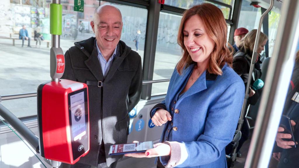 La alcaldesa de Valencia, María José Catalá, y el concejal de Movilidad, Jesús Carbonell, en la presentación del billete virtual. EE
