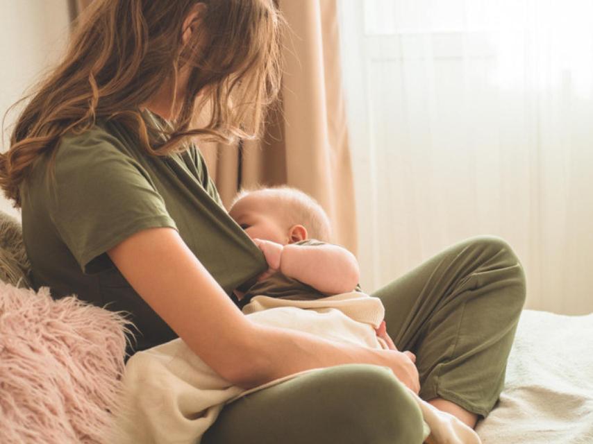 Mujer dando el pecho a un bebé.