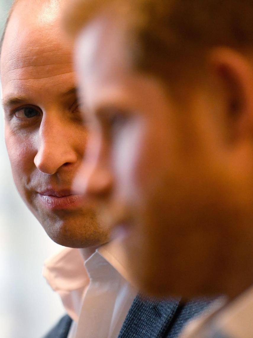 Guillermo, mirando a Harry, en un acto en Londres, en abril de 2018.