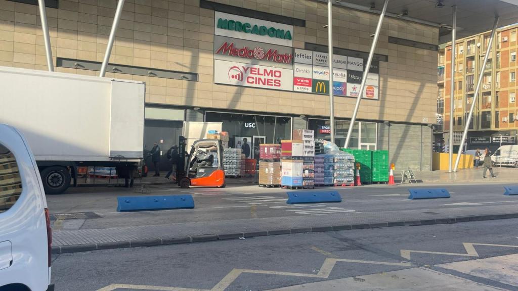 Mercancía de Mercadona en Vialia esta mañana.