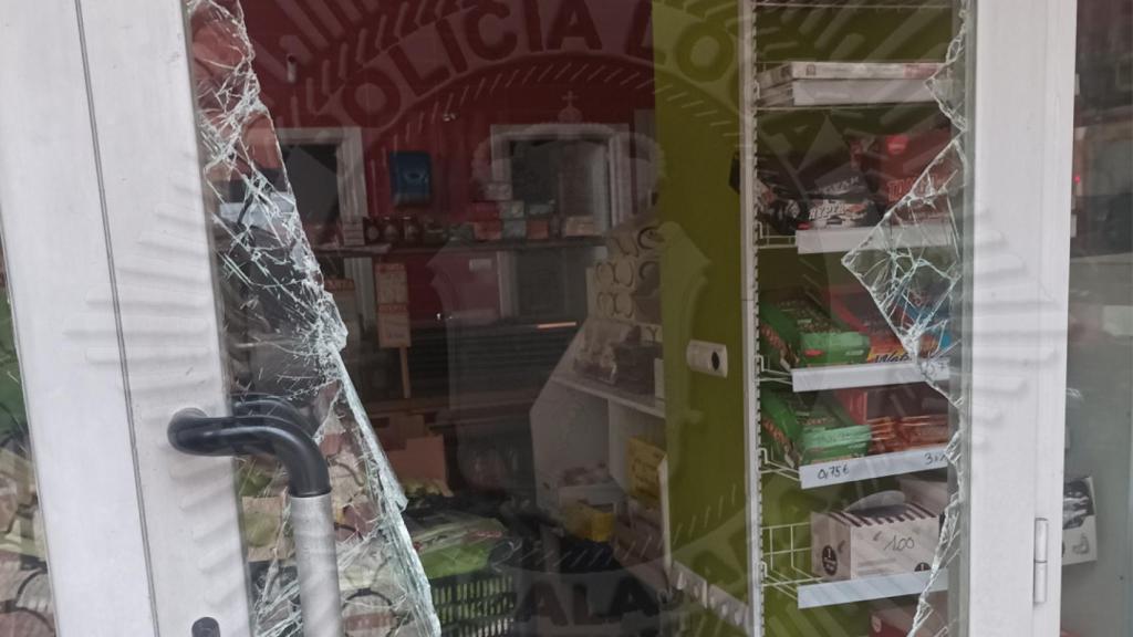 El cristal de la puerta de acceso al negocio fue fracturado por el presunto ladrón.
