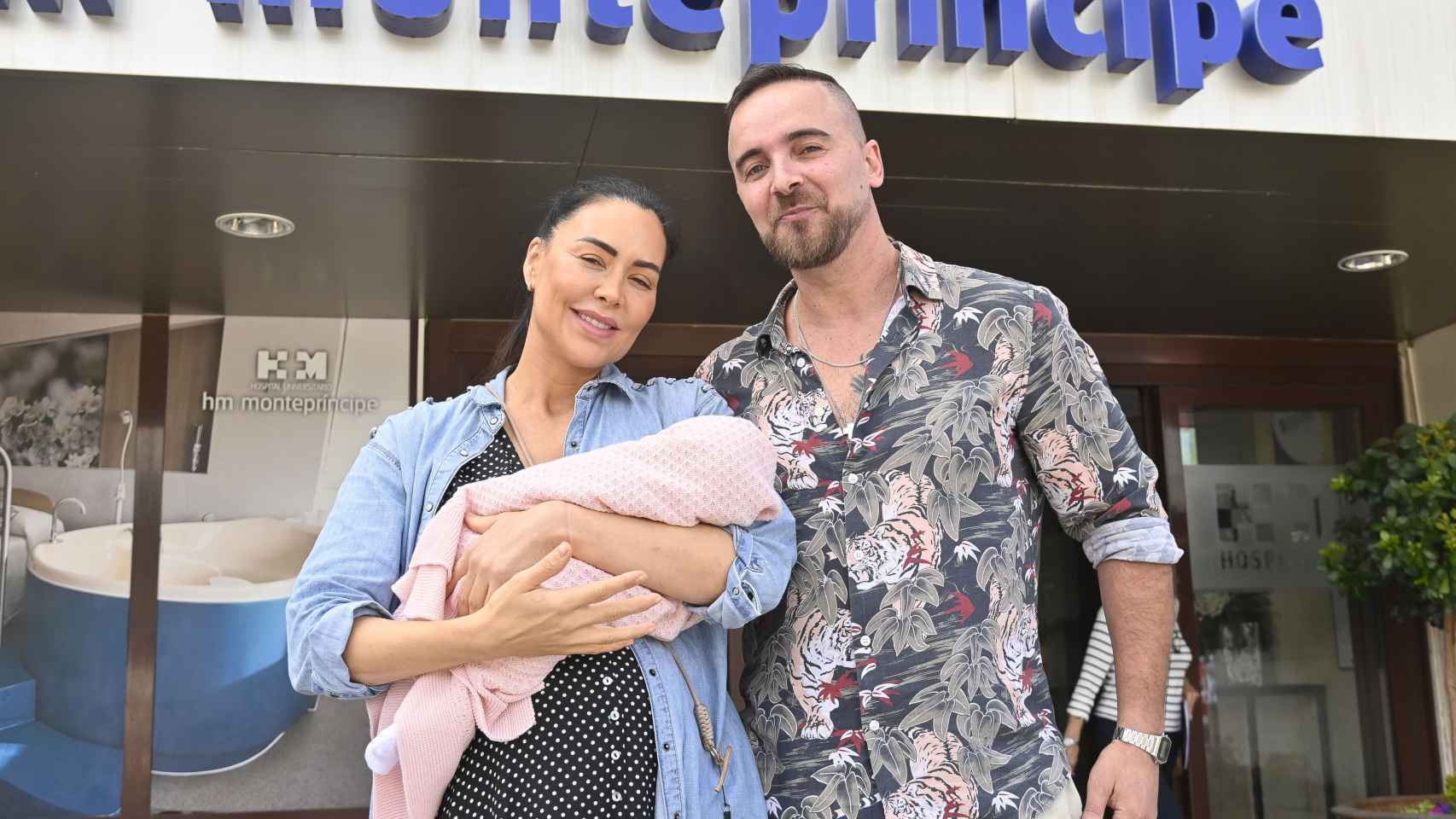 Vania Millán y Julián Bayón a la salida del hospital, en septiembre de 2023, tras convertirse en padres.
