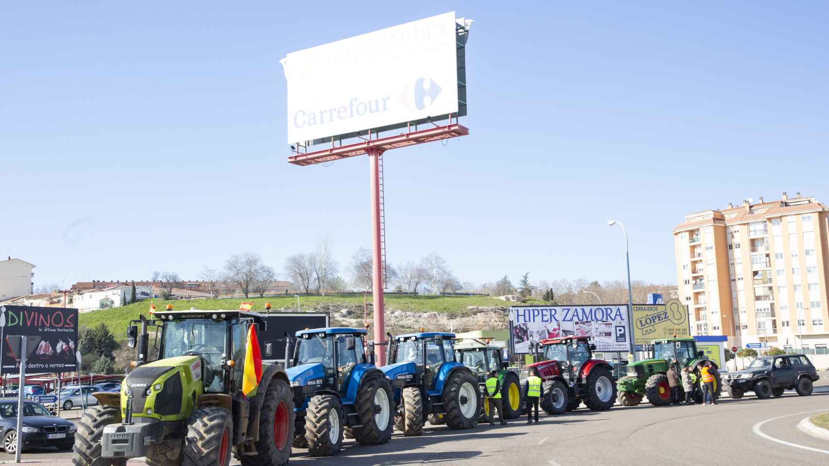 Los agricultores bloquean el acceso al Carrefour de Zamora