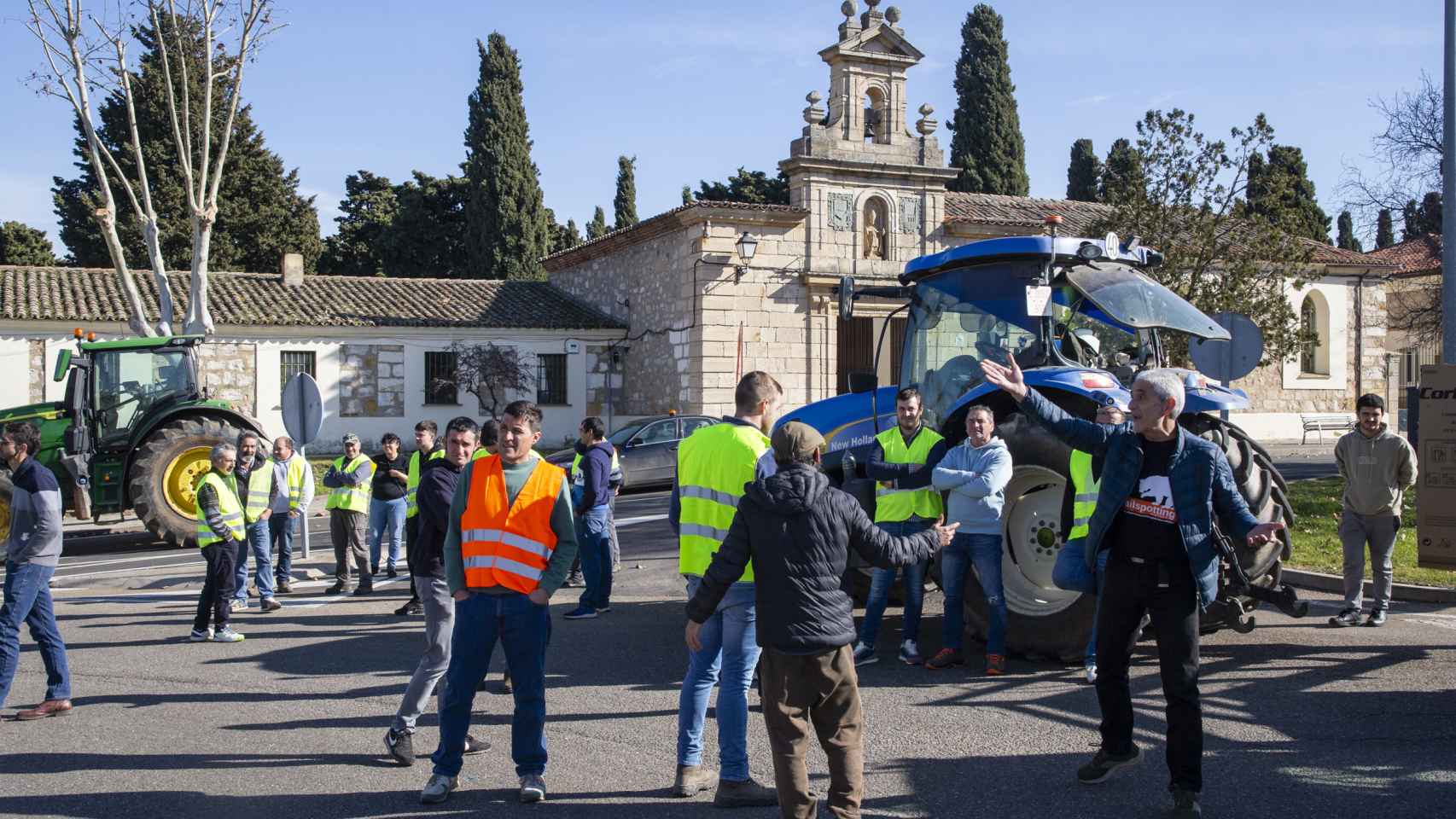 Rotonda del Cementerio de San Atilano en Zamora ocupada por los agricultores