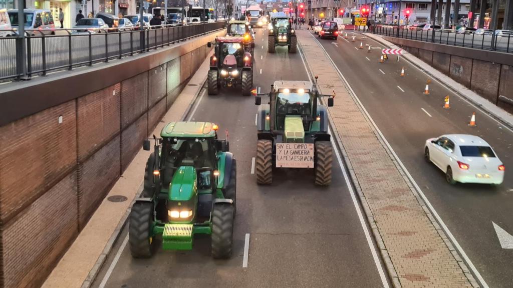 Tractores de noche en la avenida Cardenal Cisneros en Zamora