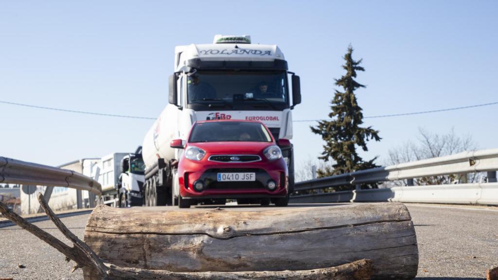 Corte de carretera en Zamora con un tocón de madera