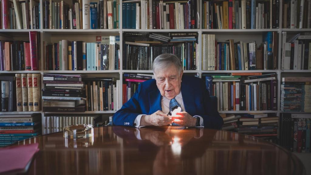 Luis María Anson juega con una linterna que le regaló Javier Carbajal, el fotógrafo.