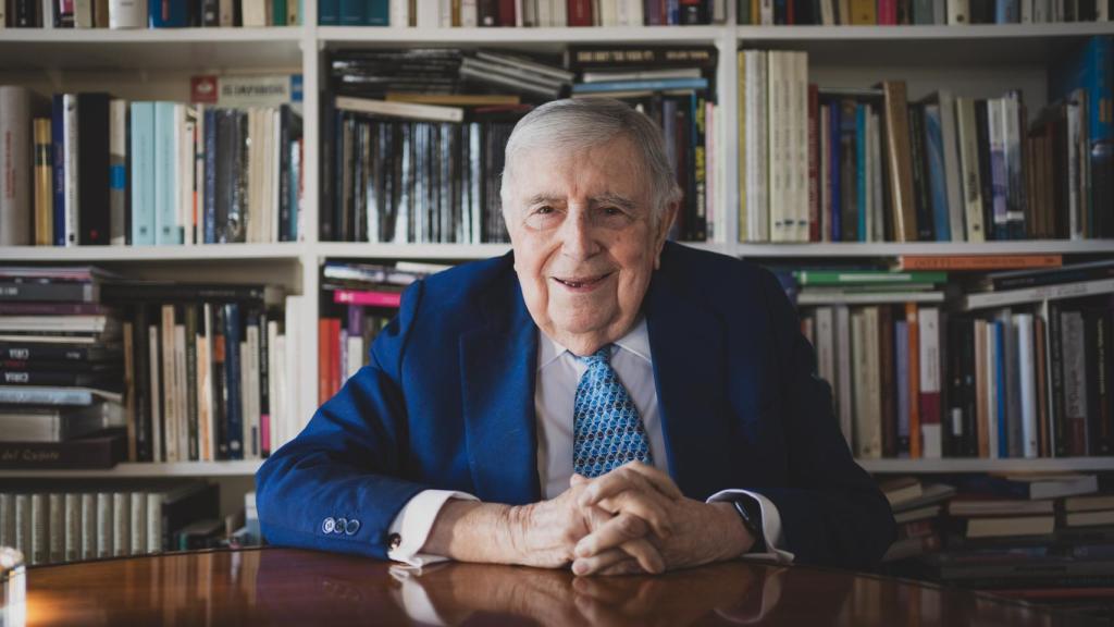 Luis María Anson ingresó en la RAE con un discurso titulado Palabras de amor de los poetas.