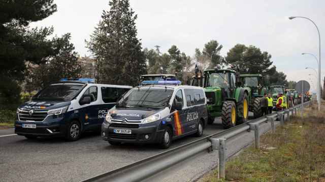 Dos furgones de la Policía Nacional bloquean el paso a una columna de tractores esta semana en Toledo.