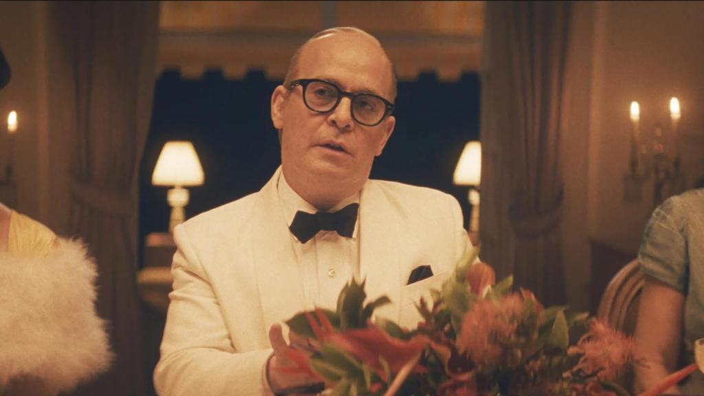 Tom Hollander como Truman Capote en la serie.