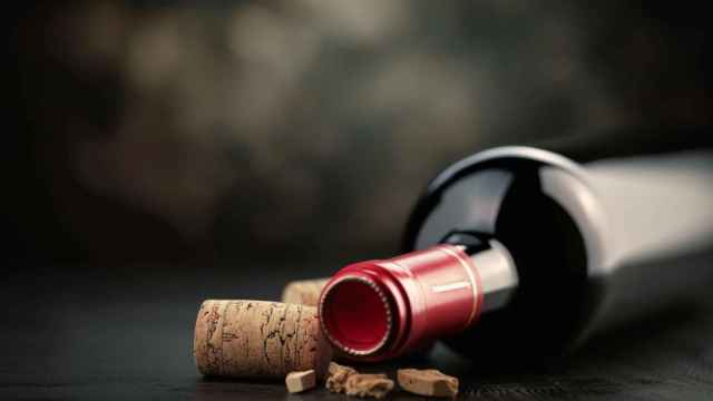 Aprende cómo abrir una botella de vino sin sacacorchos