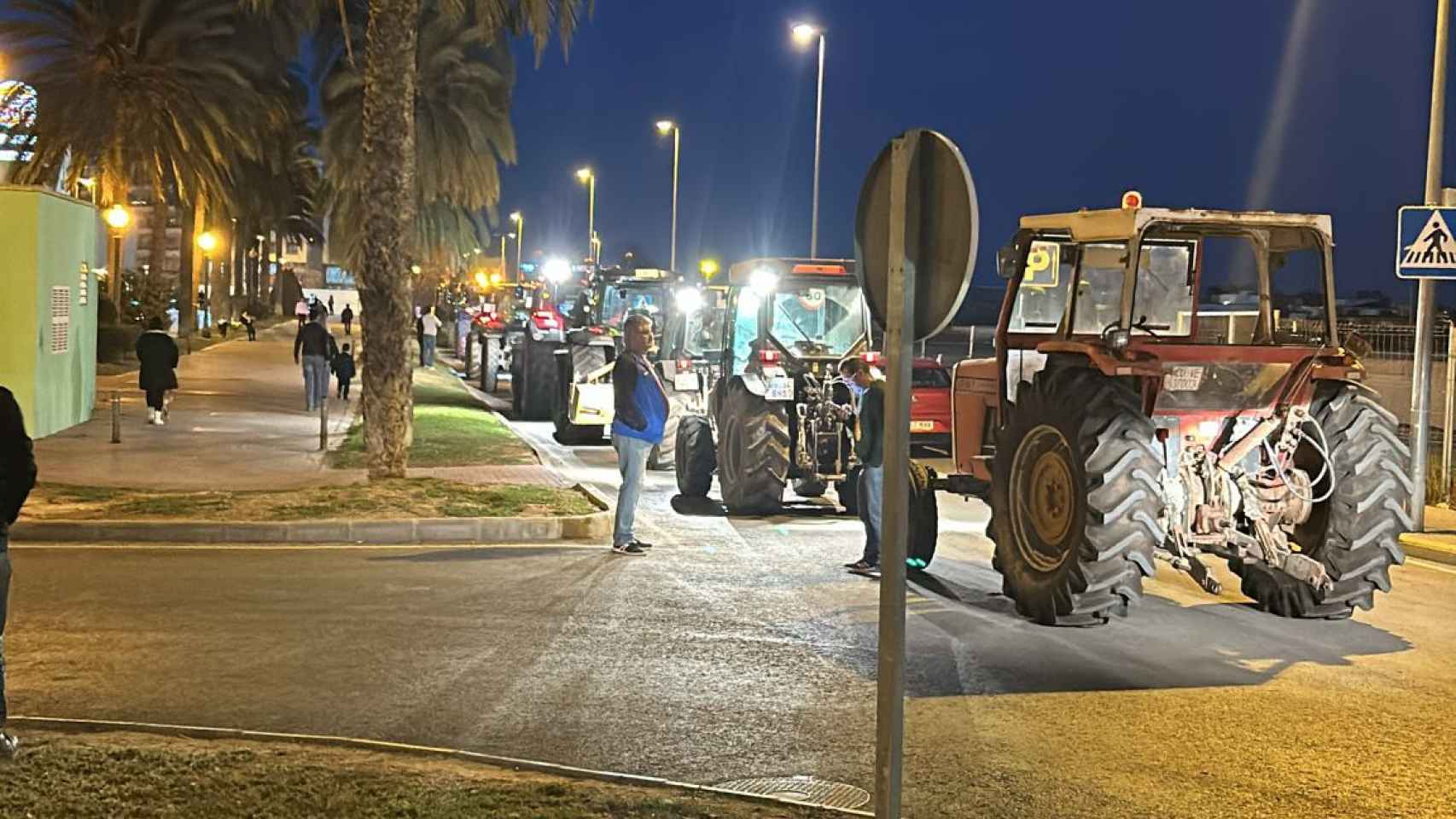 Los tractores de Alicante recorren Orihuela a baja velocidad.