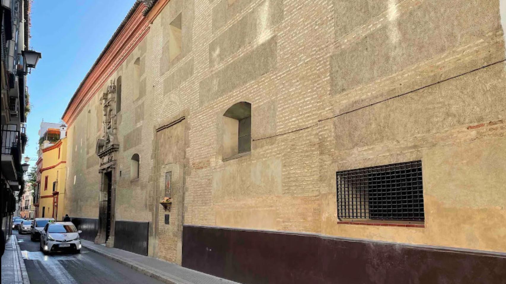 Fachada del convento del siglo XVI en el Centro de Sevilla donde están los pisos