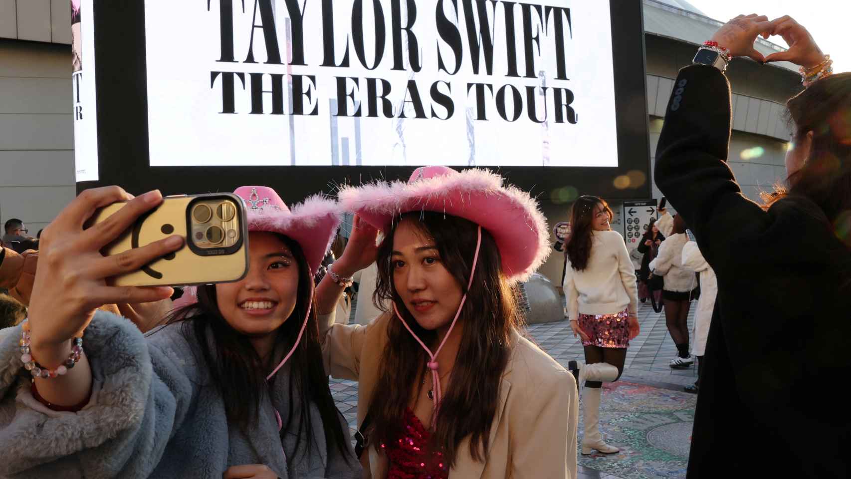 Dos seguidoras de Taylor Swift en la entrada del Tokyo Dome horas antes del concierto del 7 de febrero.