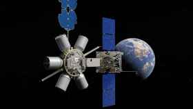 Gasolinera espacial GAS-T reabasteciendo a un satélite