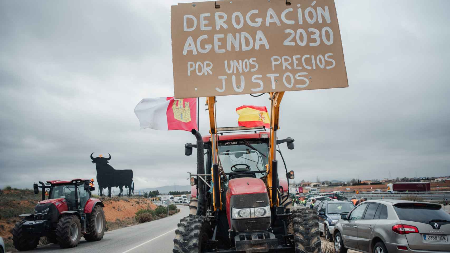 Un tractor durante una protesta en Madridejos (Toledo) este martes