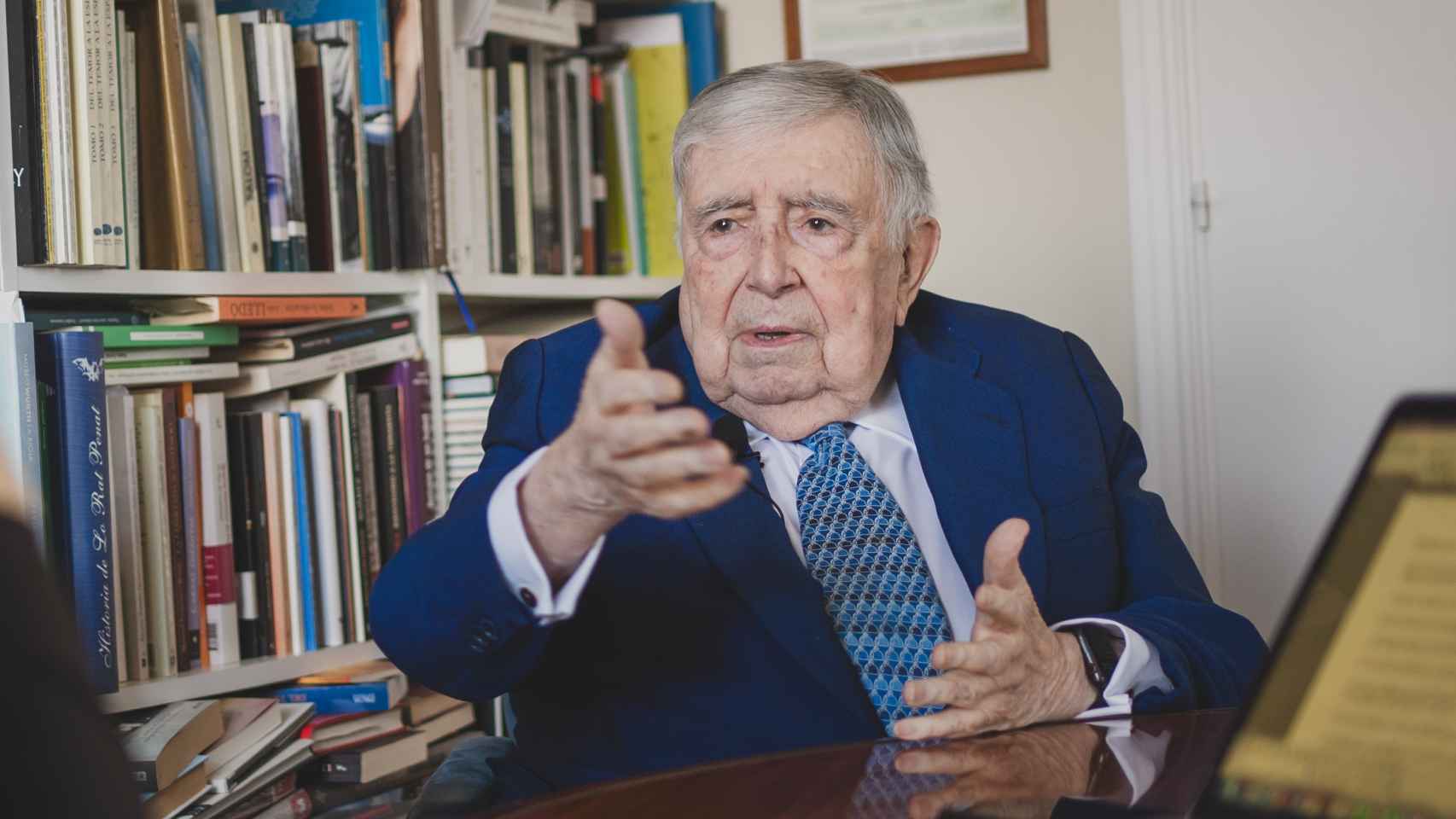 Luis María Anson, en su despacho. Hoy cumple 90 años.