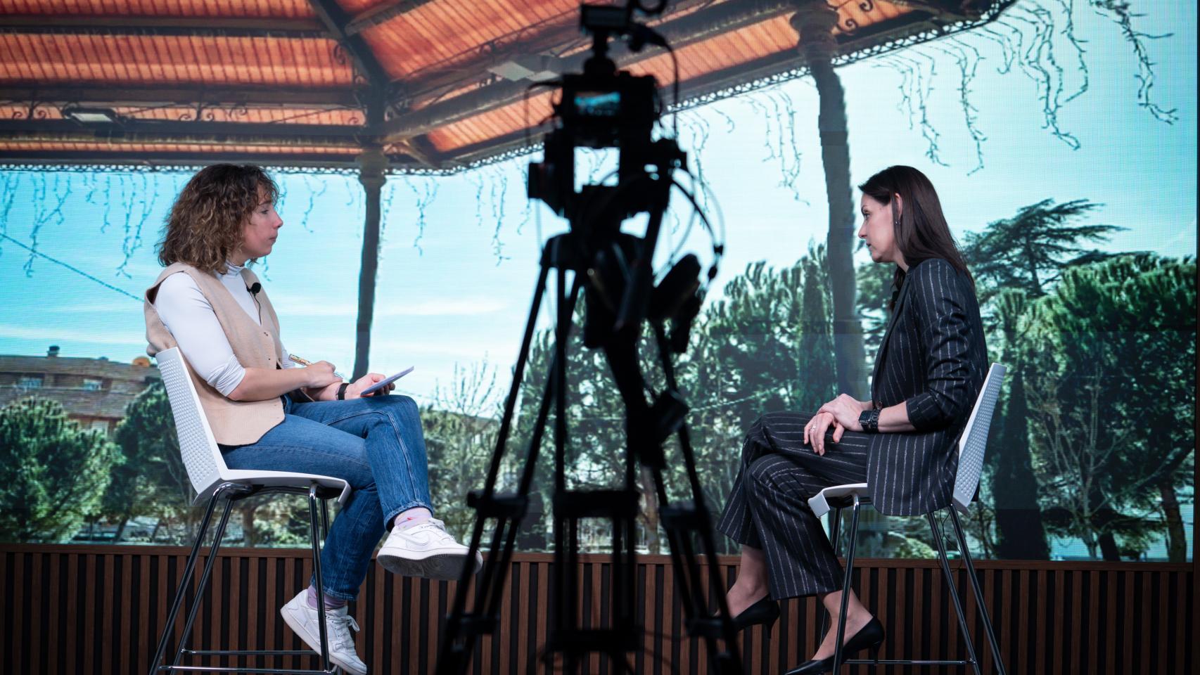 Lola Moreno durante su entrevista en el plató de EL ESPAÑOL.